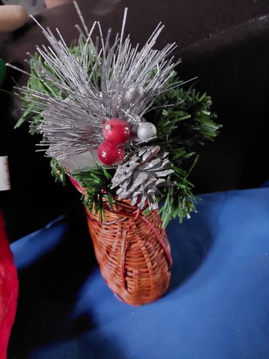 Brad attificial si diferite ornamente de vinzare