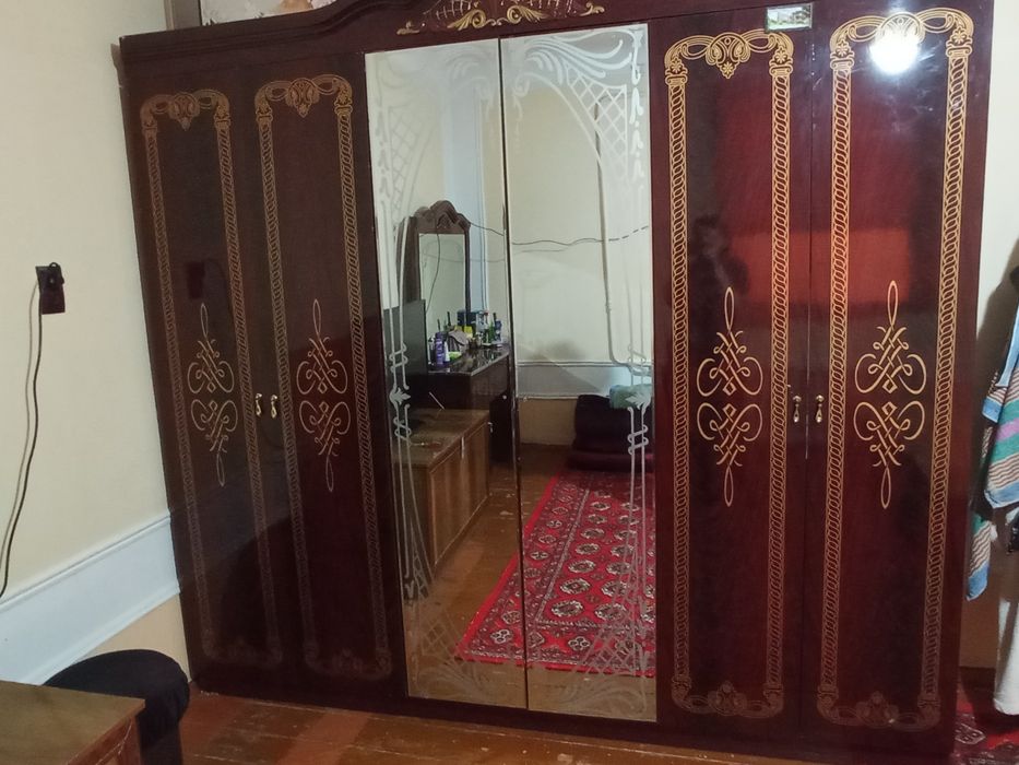 Двух спальни, шкаф, трюма, томбичкаси, стули