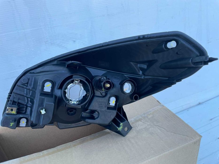 Far dreapta Dacia Sandero 1 2008+ nou original Renault