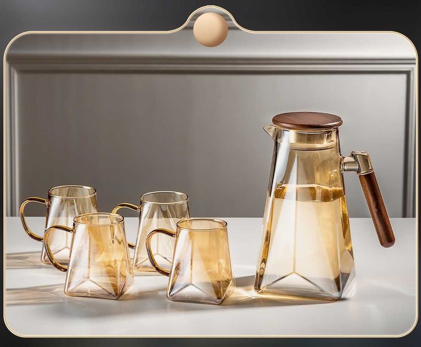 Графин с кружками с оригинальным дизайном из боросиликатного стекла.