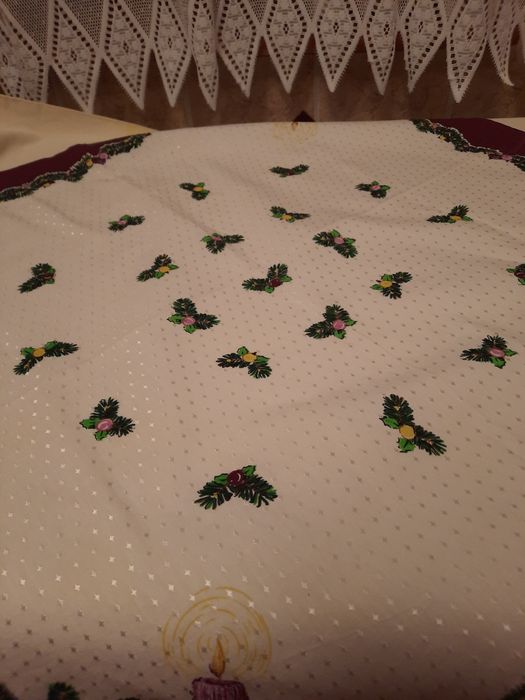 Frumoasă față de masă cu ornamente de Craciun