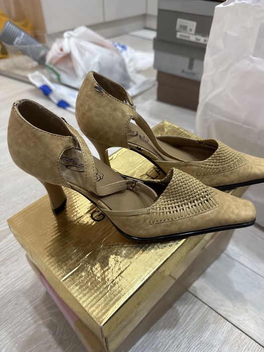 Отдам бесплатно туфли 35 размера