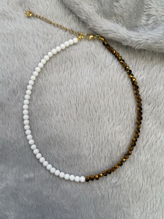 Ръчно изработени колиета от естествени камъни, перли и стомана