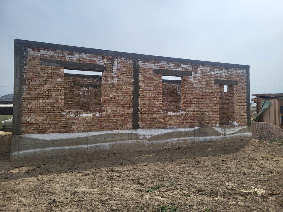 Участок с недостроенным домом