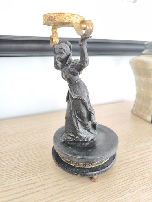 Бронзова статуетка – дама с венец