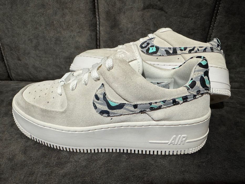 Nike Air Force 1 Sage Low White Team Gold.