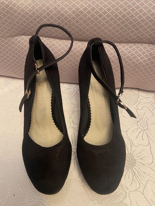 Продам босоножки