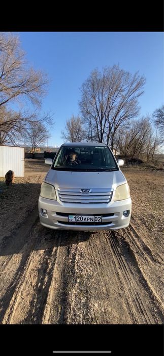 Toyota Noah 2004 года выпуска