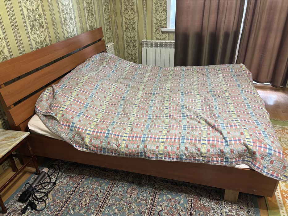 Кровать двухспальная с матрацом
