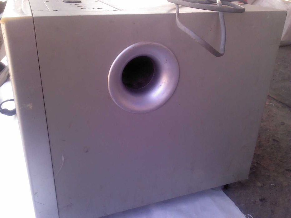 Продается Сабвуффер.ZENDER.300Вт.Без .5+.Колонок.Б/у.( Нерабочии.)