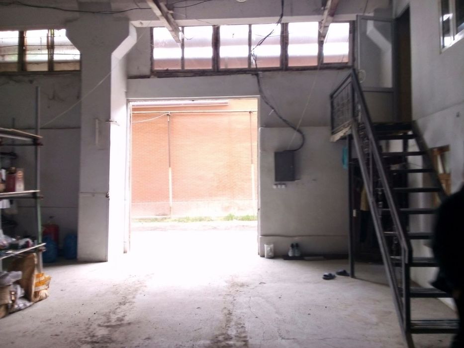 Сдается в аренду помещение. Потолки 5м