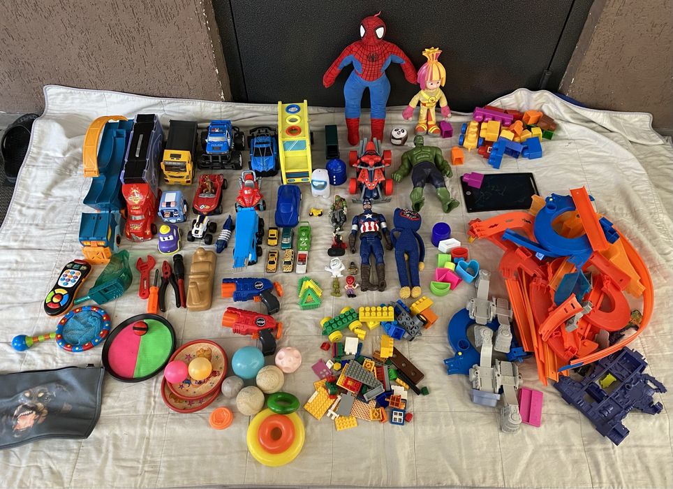 Продам наборы игрушек.