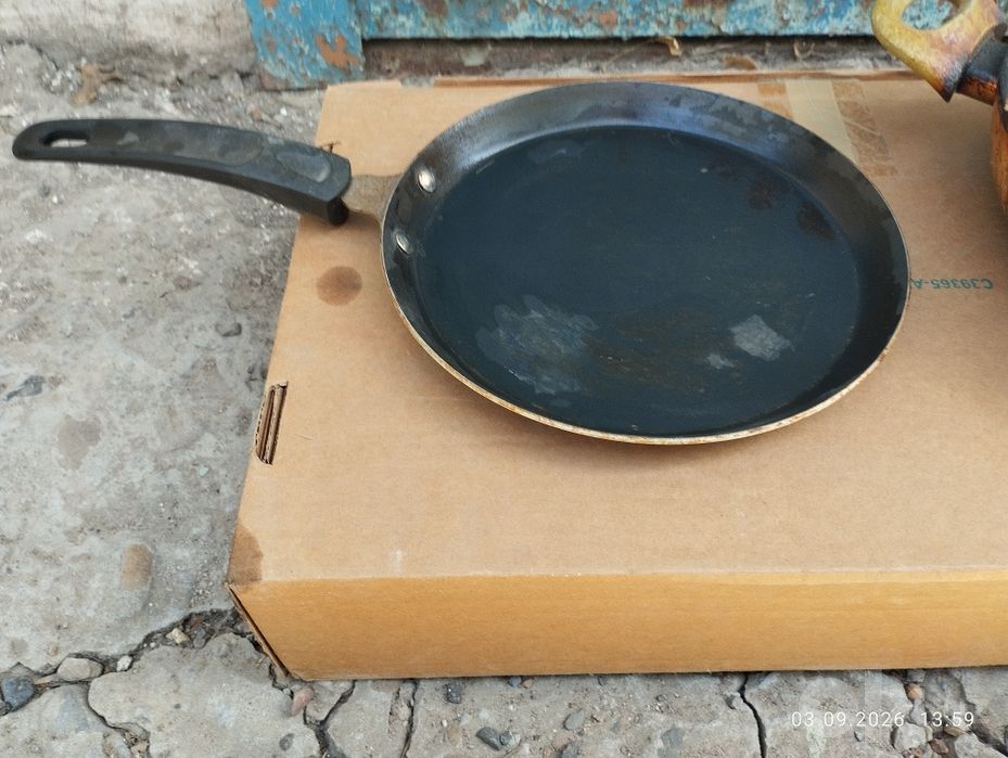большой сковородка и блинница.сковородка 75тысячь.блинница 40тысячь