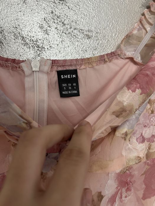 Rochie midi cu flori si maneci bufante