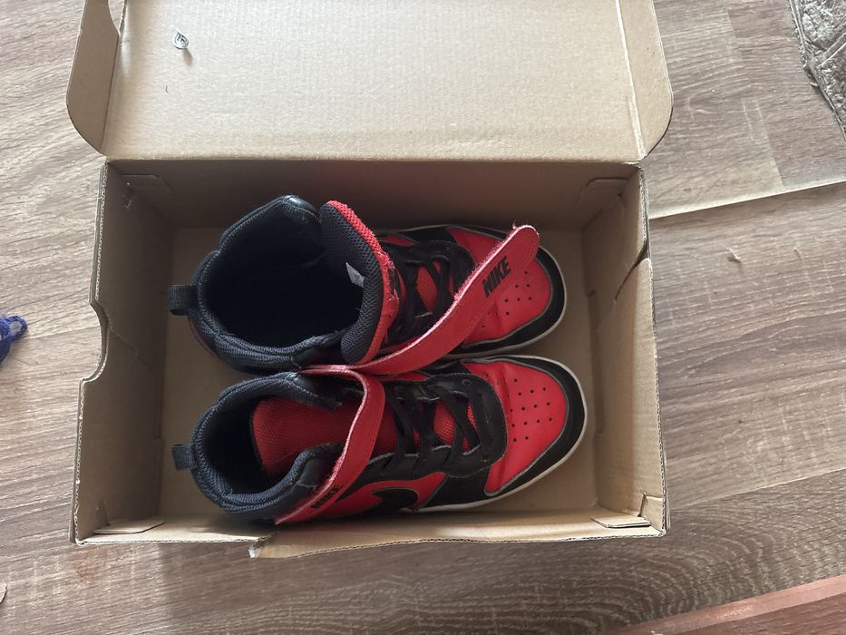 Adidașii sunt roșii și sunt noi