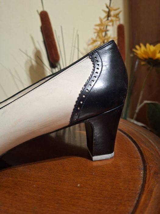 Pantofi din piele în două culori.
