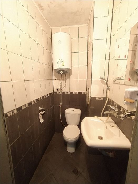 Частно лице отдава под наем търговско партерно помещение