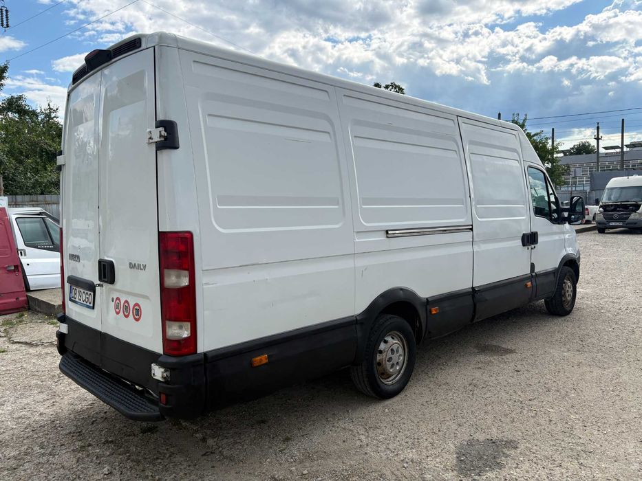 INCHIRIEZ duba RENT A Van IVECO DAILY 2.3 HPI 2010 LUNG 3 panouri 3,5 t Fara Sofer Categoria B