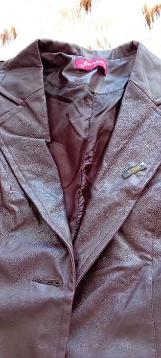 Сако кафяво от еко кожа с два джоба и шлиц.Само един път ползвано