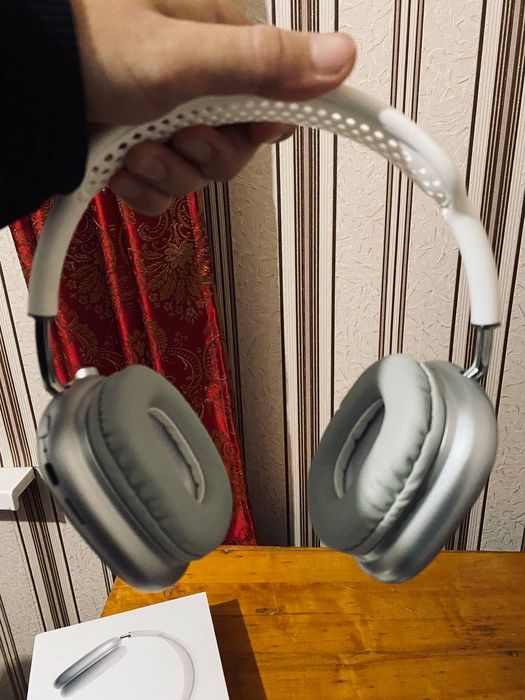 AirPodsMax наушник