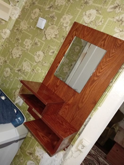 Зеркало с полочками