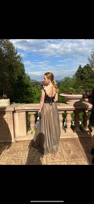 Бална рокля-с ефектен гръб