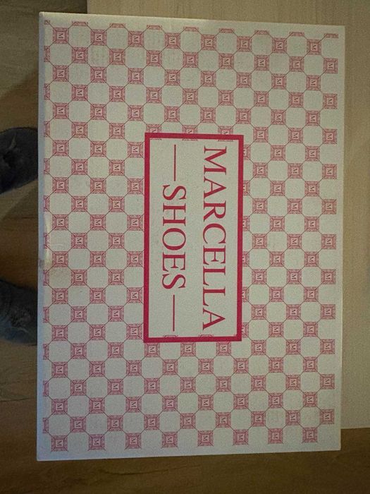 Нови бели кожени обувки