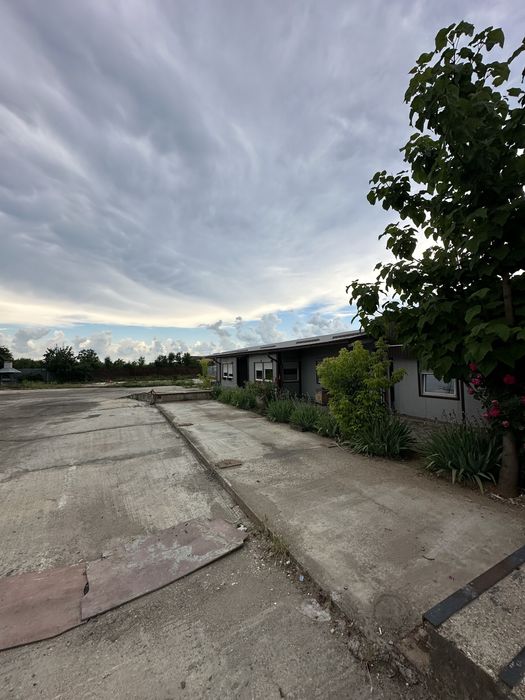 De închiriat proprietate comercială – teren 1.776 mp cu depozit și birouri, Târgoviște