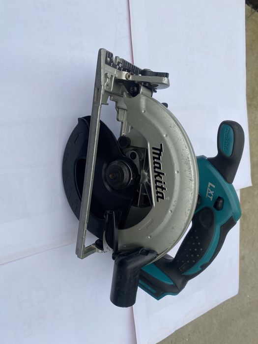 Потапящ циркуляр Makita DSS611