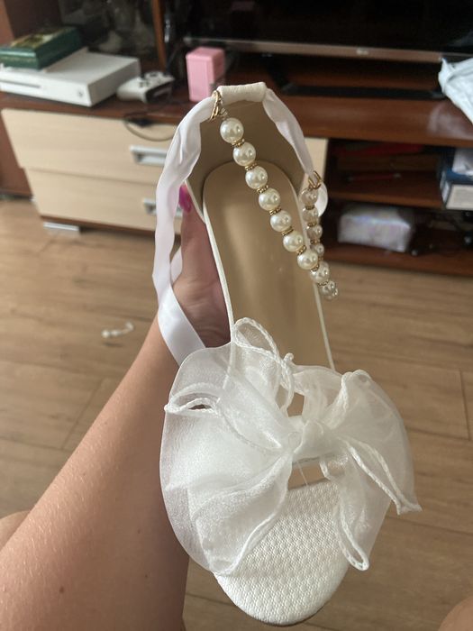 Белые туфли на высоком каблуке