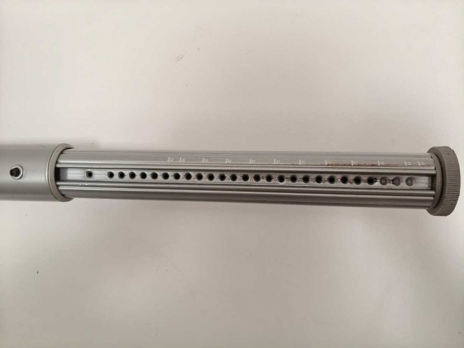 Masa de birou cu picioare reglabile; blat de 180x80 cm; picioare reglabile între 65 și 90 cm.