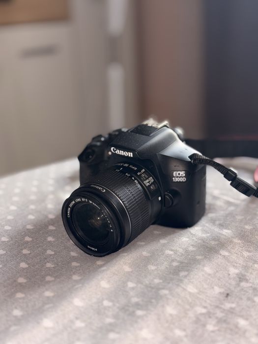Vand Canon 1300d cu obiectivul kit