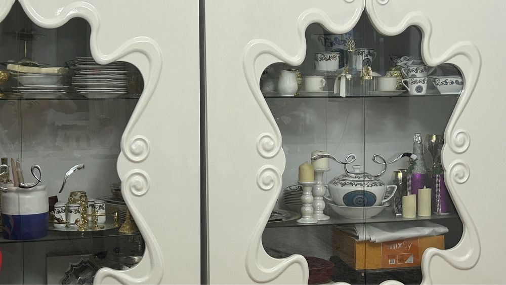 Продается 2 шкафа-витрины.