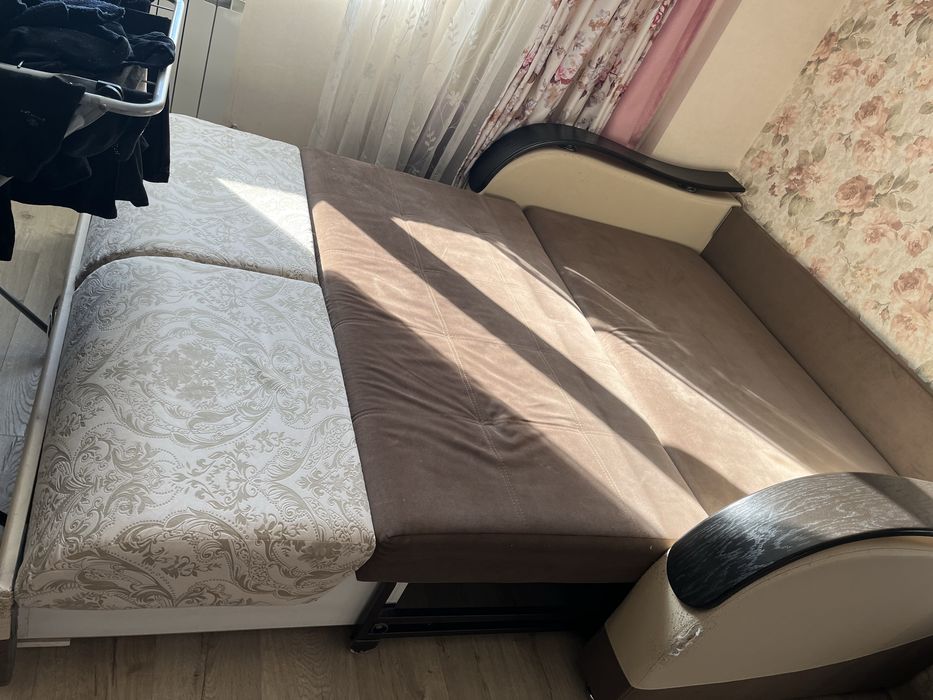 Диван коричневый