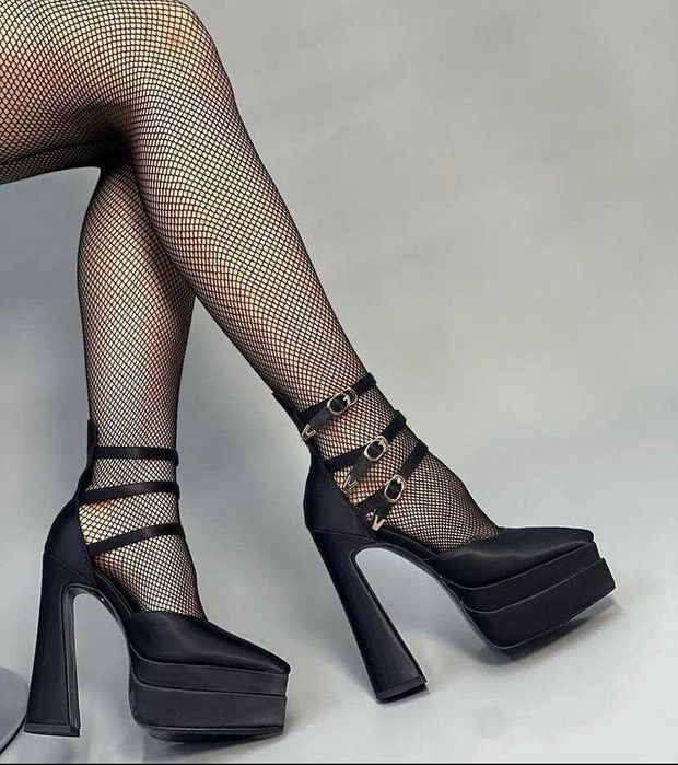 Сатиновые туфли на платформе Aevitas Pointy