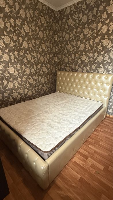Кровать двухспальная с матрасом