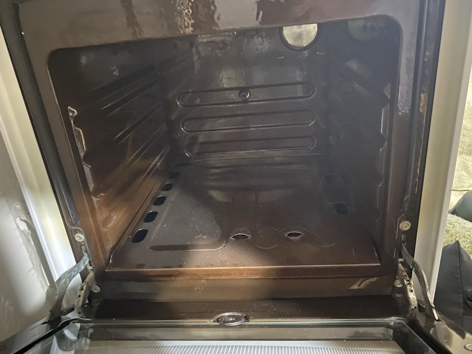 Продам газ плиту.  Духовка работает.
