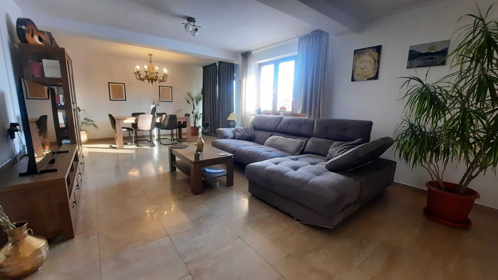 Casă spațioasă, teren intravilan 1514 mp, zonă centrală și liniștită