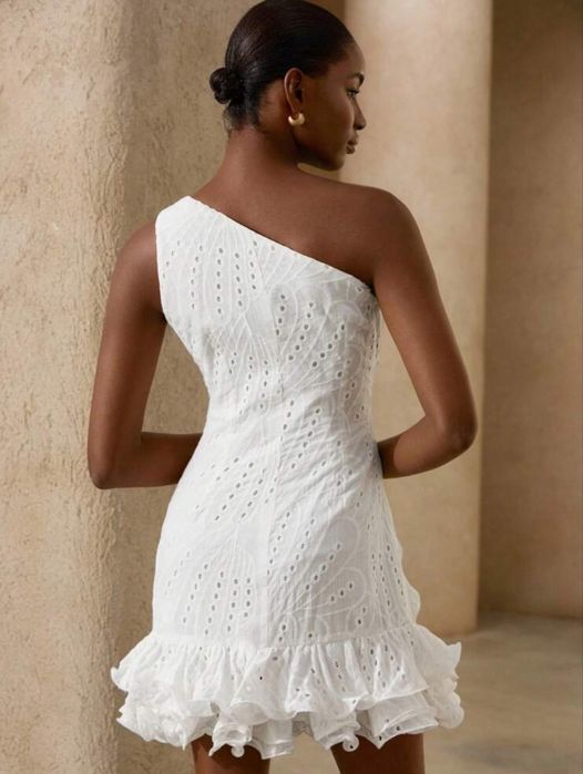 Стилна бяла рокля