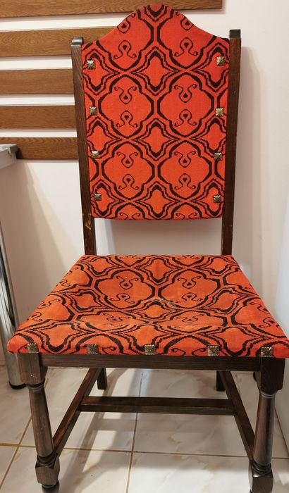 6 scaune din lemn masiv, 1 restaurat, iar 5 așa cum sunt în poză