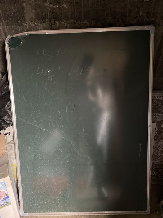 Doska sotiladi. Mel va markerda yozish mumkin.