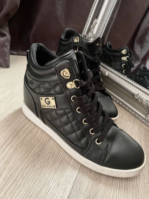 Кожени кецове с лека платформа Guess