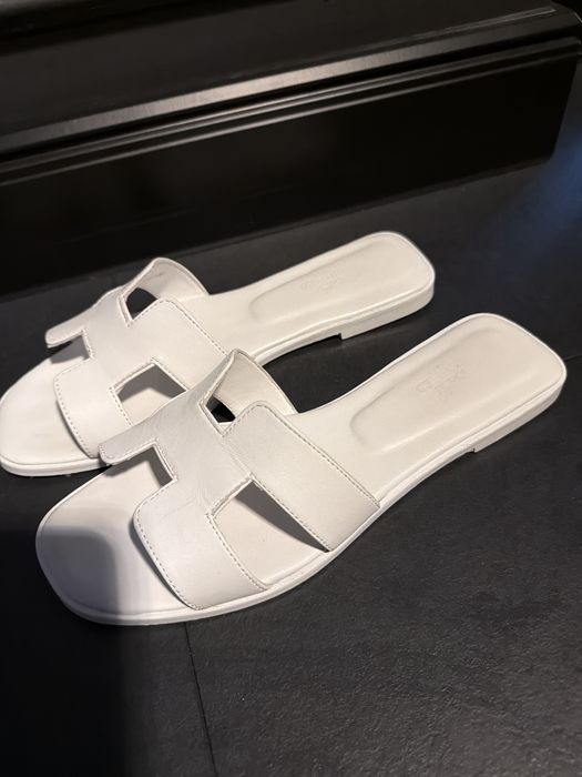 Бели чехли hermes