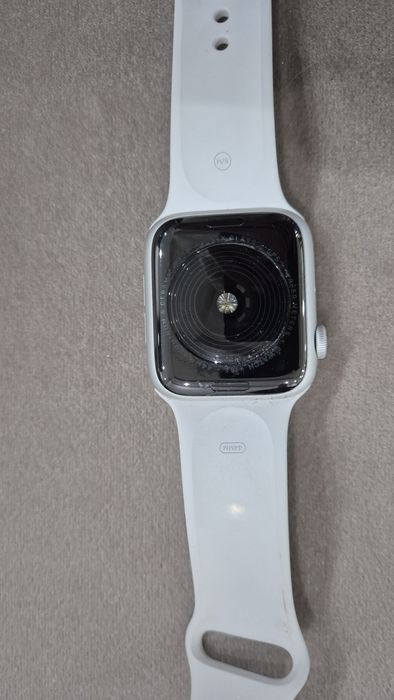 Продавам часовник apple watch se 2020