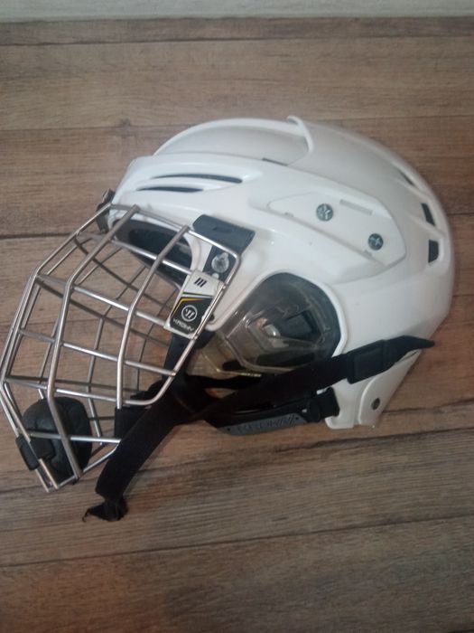 Продам хоккейный шлем