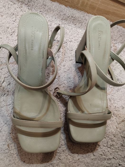 Sandale cu toc patrat înalt