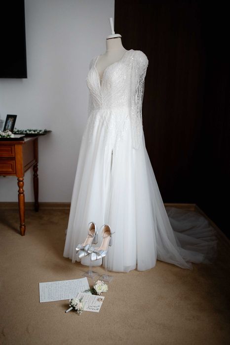 Rochie de mireasă A-line cu trenă, brodată cu mărgele și paiete, curățată profesional