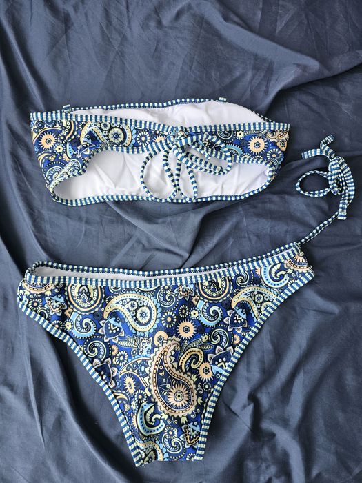 Costum de baie nou, L