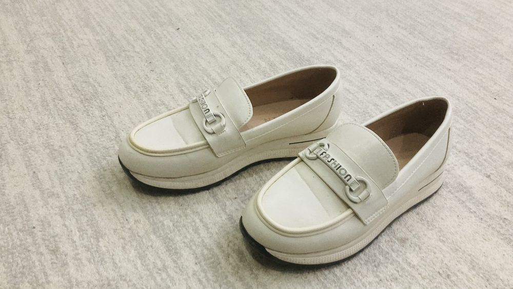 Туфли, белые туфли и меховые