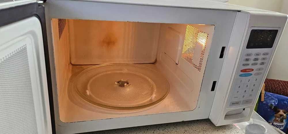 Cuptor cu Micorunde Hinari LifeStyle 1200 wati . stare Buna .
